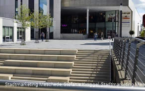 Winziger_Platz_Meschede_Stadthalle