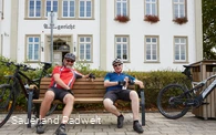 Radfahrer machen Pause auf dem Marktplatz Medebach