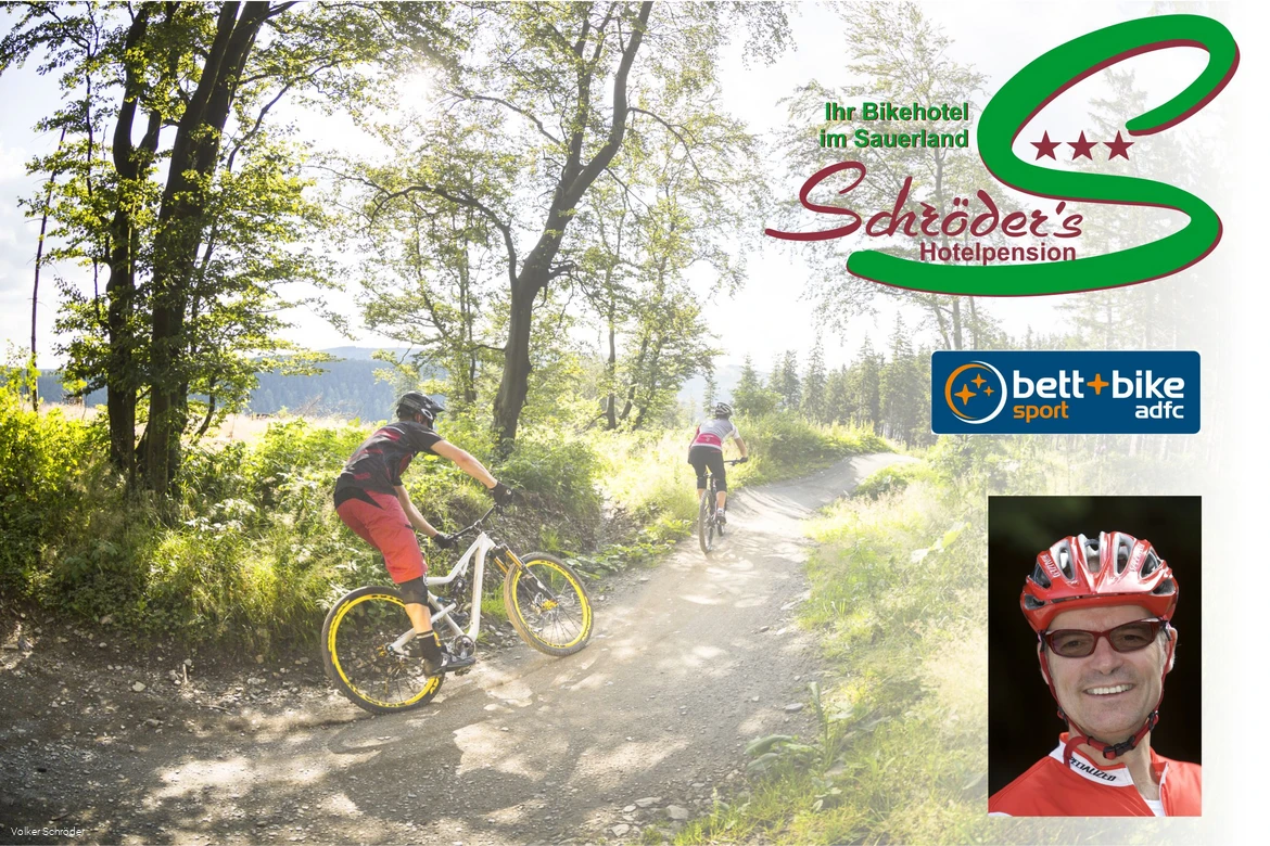 Volker Schröder führt die Gäste mit dem Mountainbike durch die Landschaft von Willingen