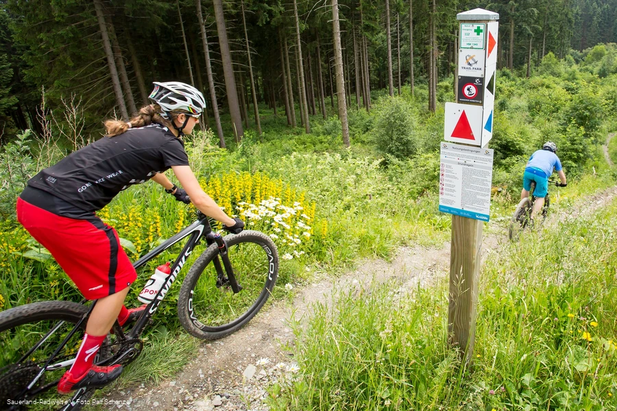Mountainbiker auf einem Trail im Trailpark Winterberg