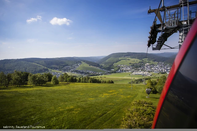 Blick auf Willingen aus der Gondel der Ettelsberg-Seilbahn