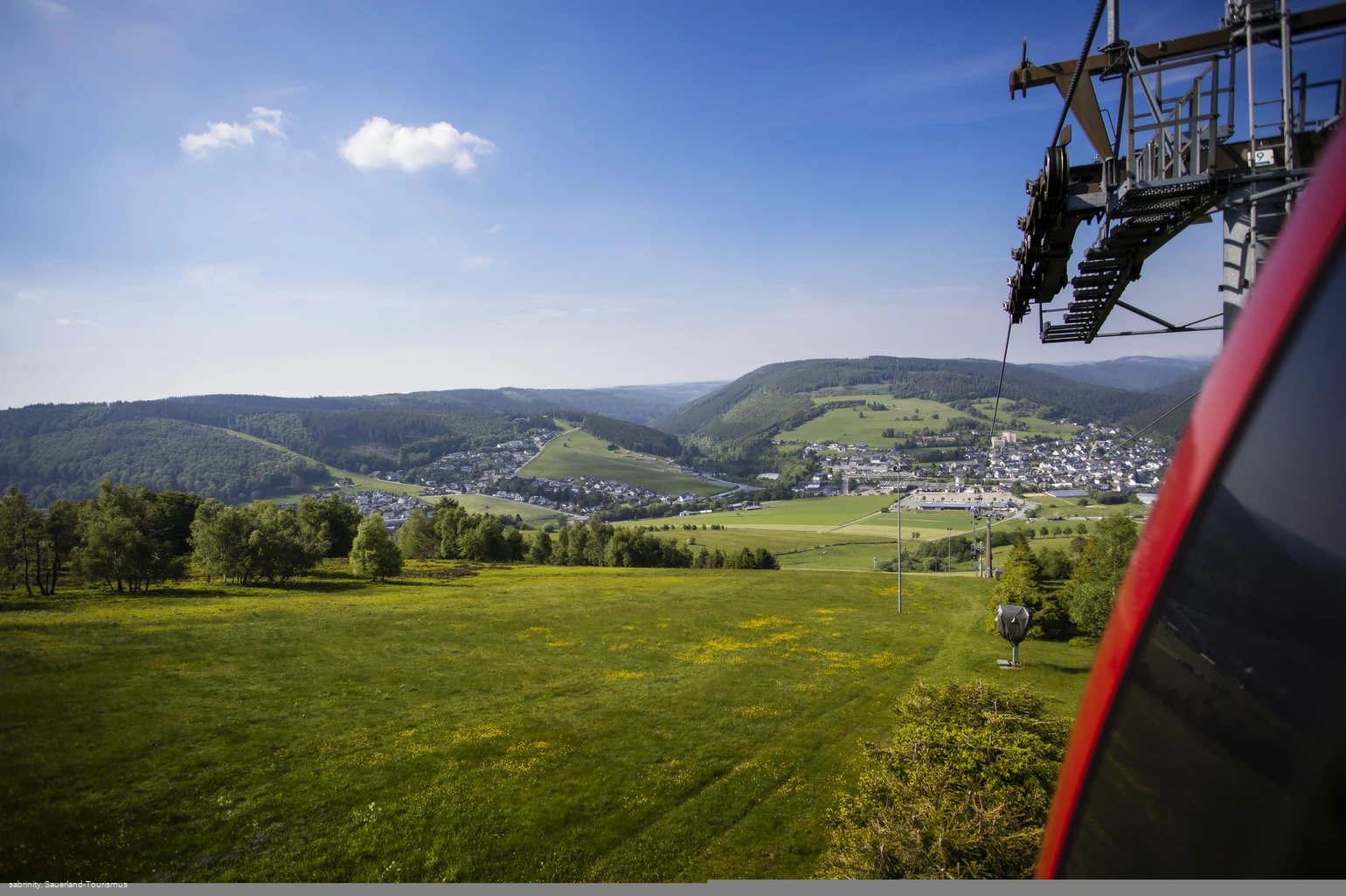 Blick auf Willingen aus der Gondel der Ettelsberg-Seilbahn